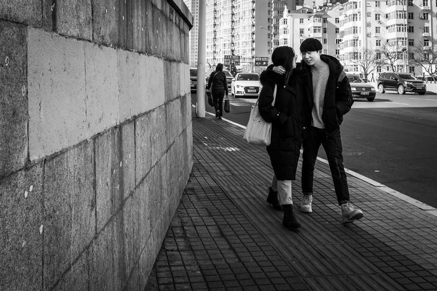 Pareja caminando junta por la ciudad